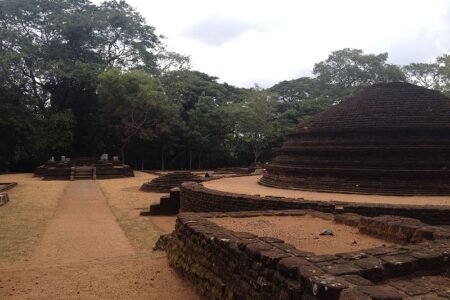 Panduwasnuwara_archaeological_site_1