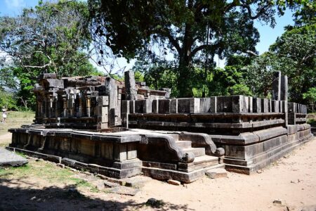 polonnaruwa-ancient-ruins-ancient-historic-king-castle